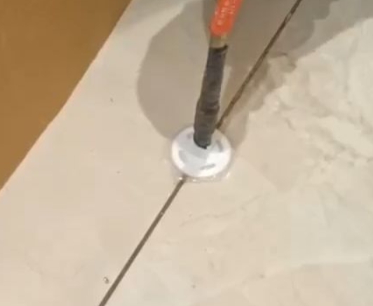 丹巴瓷砖空鼓维修公司专业解答瓷砖在铺贴过程中，如果没有涂抹均匀到位的粘结材料（如水泥砂浆或瓷砖胶），可能会导致以下问题
